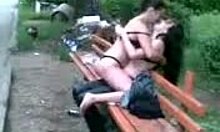 Τράσι ζευγάρι ερασιτεχνών φιλιούνται σε ένα παγκάκι (λεσβιακό)