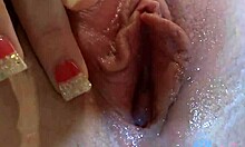 Έφηβη χρησιμοποιεί δονητή στο μουνί της πριν τη γαμήσουν