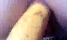 Pacar memasukkan pisang ke dalam vagina mantan pacarnya