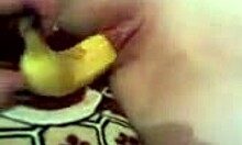 Namorado coloca banana na buceta da ex-namorada