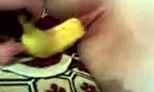 男友用香蕉插入前女友的阴道