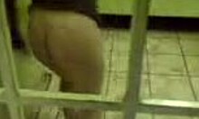 감옥에서 술에 취한 섹시한 여자가 자위하고 담배를 피우는 모습