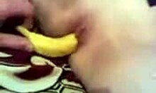 Freund steckt Banane in die Muschi der Ex-Freundin