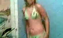 Hermosa adolescente amateur se da una ducha caliente