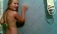 Une superbe adolescente amateur prend une douche chaude
