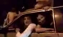 Chicos rusos borrachos conduciendo a damas desnudos en su coche