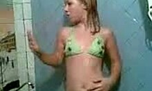 Hermosa adolescente amateur se da una ducha caliente