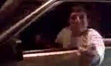 Berusade ryska killar kör nakna damer på sin bil