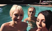 Unga kvinnor ger muntlig njutning i en swimmingpool