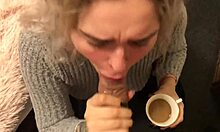 La beauté blonde fait plaisir à son petit ami avec du sexe oral et une gorgée de café après le coït