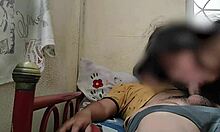 Tatăl vitreg amator își fute fiica vitregă într-un videoclip făcut acasă