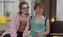 Niemieckie dziewczyny oddają się zmysłowemu cunilingusowi i fetyszowi stóp