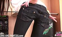 Video buatan sendiri seorang remaja seksi dalam seluar jeans dan seluar dalam hitam ketat
