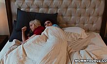 Stiefmutter und Stieftochter gönnen sich sexuelle Aktivitäten für eine späte Nacht