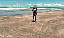 Una moglie va a seno nudo e calcia un pallone su una spiaggia pubblica