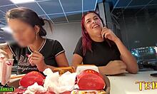 Due donne sessualmente eccitate espongono i loro seni mentre cenano a McDonalds - con un angelo professionalmente tatuato
