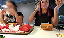 Dvě sexuálně vzrušené ženy mají svá ňadra odhalená při jídle v McDonalds - s profesionálně nabarveným andělem