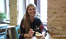 Si cantik Denmark mengeksplorasi vaginanya yang berbulu dengan mainan kaca