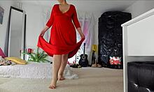 Sensuele volwassen Sonias thuisvideo toont haar plagerige poses in een lange rode jurk, die haar harige upskirt, benen, voeten en heupen onthult, met natuurlijke borsten