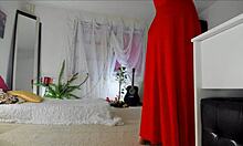 סרטון ביתי חושני של סוניאס, המציגה את התנוחות המתגרות שלה בשמלה אדומה ארוכה, וחושפת את החצאית השעירה שלה, הרגליים, הרגליים והירכיים, עם שדיים טבעיים