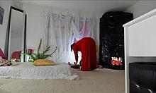 Чувственное зрелое домашнее видео Сониас, демонстрирующее ее дразнящие позы в длинном красном платье, раскрывающие ее волосатую юбку, ноги, ноги и бедра с натуральной грудью