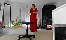 감각적인 성숙한 소니아의 홈 비디오는 긴 빨간 드레스에서 유혹적인 포즈를 보여주며 자연스러운 가슴으로 털이 많은 치마, 다리, 발 및 엉덩이가 드러납니다