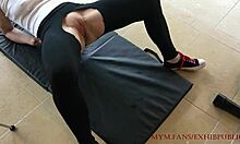 Europeisk babe trener med en dildo i sitt private treningsstudio
