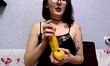 Piszkos beszéd és fétis játék házi készítésű maszturbációs videóban
