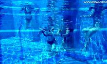 Adolescenti russi e spagnoli si bagnano e si lasciano andare nella natura in piscina
