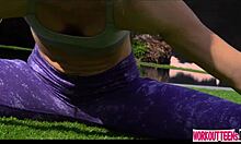 Анди Росе, фитнес лисица, показује своју рутину вежбања у дворишту