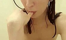 Хана, шведска любителка, се наслаждава в горещ душ