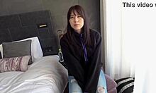 Užite si jazdu a prirodzené prsia takmer panenskej japonskej ženy s dcérou
