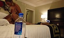 Madelyn Monroe engasjerer seg i seksuell aktivitet med en ukjent person mens hun er på ferie i Las Vegas