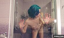 לרונה מייב, חובבת רוסית, נהנית מסקס במקלחת עם החבר שלה