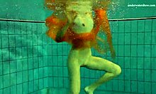 Nastya kler av seg og viser frem sin attraktive, nakne figur i svømmebassenget