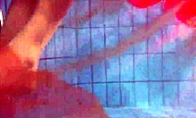 Настя се съблича и показва привлекателната си гола фигура в басейна