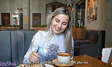 Kis barna lány élvezi a nyilvános vibrátort egy zsúfolt kávézóban