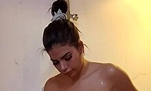 Sheila Ortegas, kirli konuşma ve hakimiyetle sıcak bir solo duş seansı yapıyor