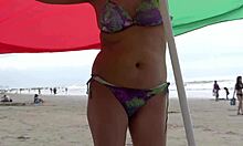 Uma exibição apaixonada na praia com uma latina curvilínea e seu amante gordo