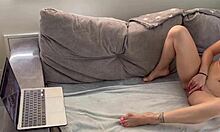 Video Lena Pauls menampilkan seorang milf telanjang berpayudara besar memuaskan dirinya sendiri di sofa dalam video buatan sendiri