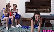 Cheerleader minute si concedono sesso di gruppo su un divano di casa