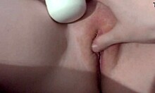 Korak sestra mi masturbira kurac, medtem ko uživam v njeni deviški pički
