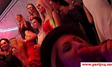 Amatorscy Europejczycy uprawiają seks oralny podczas dzikiej imprezy