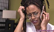 مراهقة سوداء شابة تقدم لقضيب كبير مص عميق في فيديو منزلي