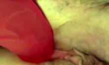 Vista ravvicinata di un dildo rosa che penetra una figa morbida