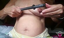 Kinky mor med strakte piercinger i brystvorten nyder 16 mm stang indsættelse i hjemmelavet video