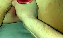Nærbilde av en rosa dildo som penetrerer en myk fitte