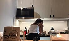סילביאס, הבייבי היחפה, מציגה את המצלמה במטבח עם הפטמות הפתוחות שלה
