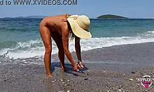 Amaterska lepotica na plaži z več piercingi v domačem videu