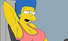 Yaramaz ev kadını Marge, kocasının yokluğunda hem spor salonunda hem de evde, arka planda komik Simpsonlar temalı bir Hentai çizgi filmiyle anal olarak beceriliyor